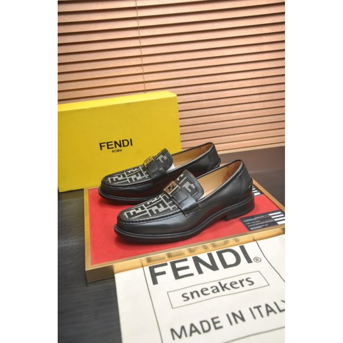 カジュアル フォーマル兼用 FENDI フェンディ コピー ローファー ブラウンレザー ビット装飾 厚みソール設計 足元フィット デイリーからビジネスまで対応
