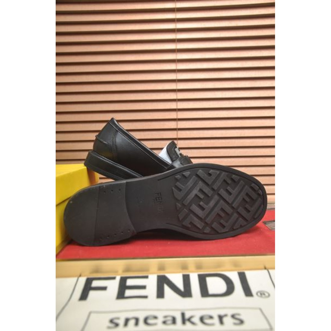 カジュアル フォーマル兼用 FENDI フェンディ コピー ローファー ブラウンレザー ビット装飾 厚みソール設計 足元フィット デイリーからビジネスまで対応