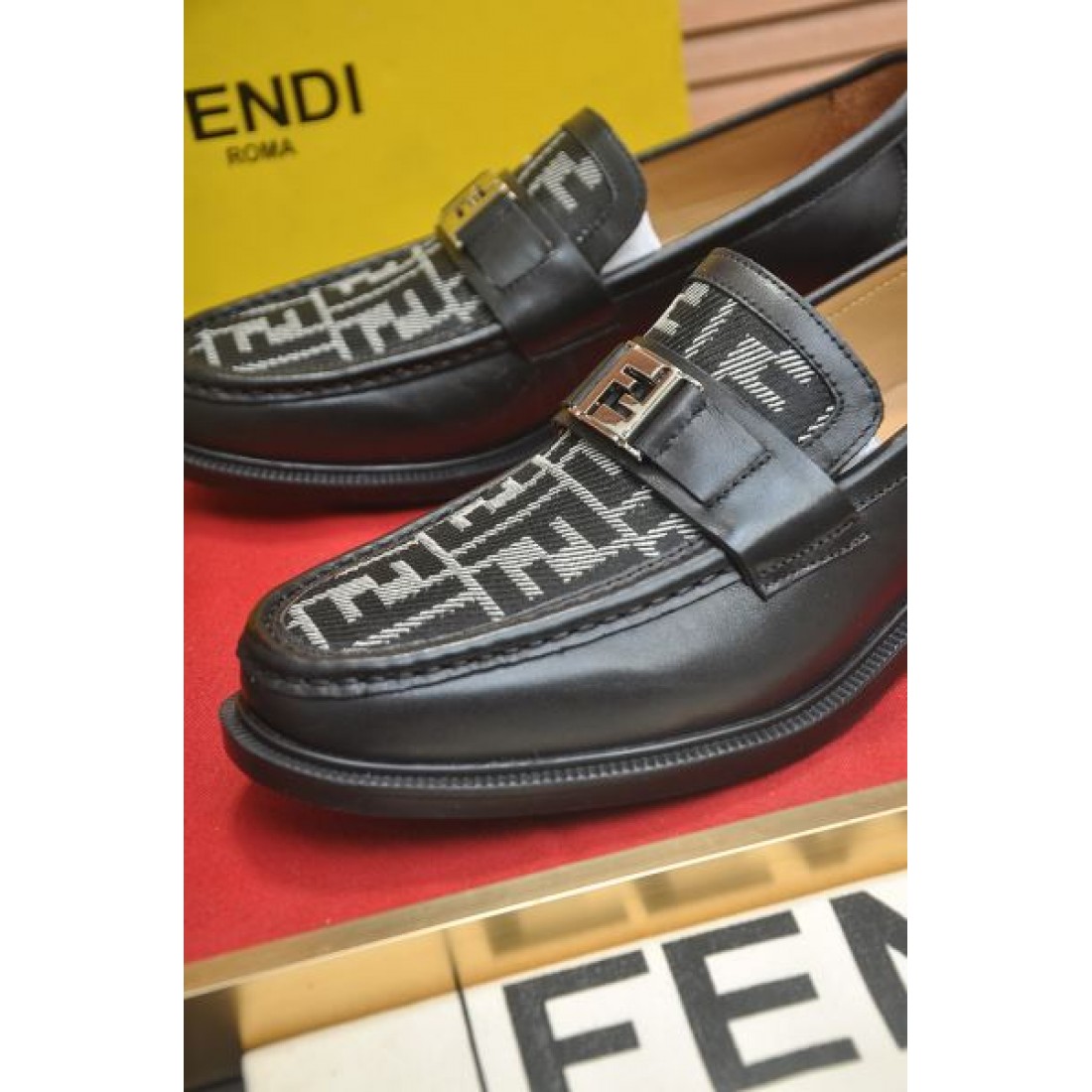 カジュアル フォーマル兼用 FENDI フェンディ コピー ローファー ブラウンレザー ビット装飾 厚みソール設計 足元フィット デイリーからビジネスまで対応