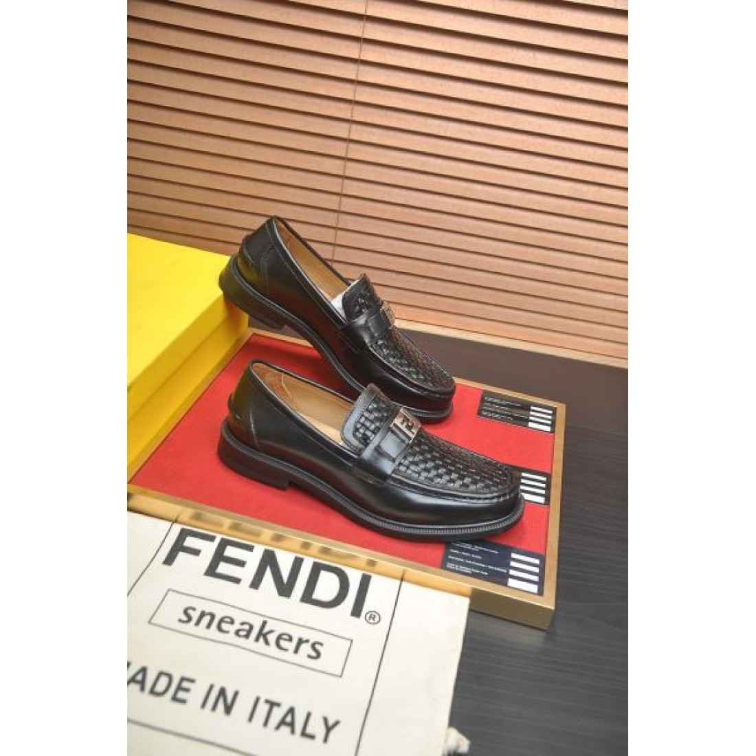 クラシック 高級感 FENDI フェンディ コピー ローファー ブラウン×ブラックグラデーション レザー素材 ビットデザイン クッションソール 安定感抜群 通勤スタイル