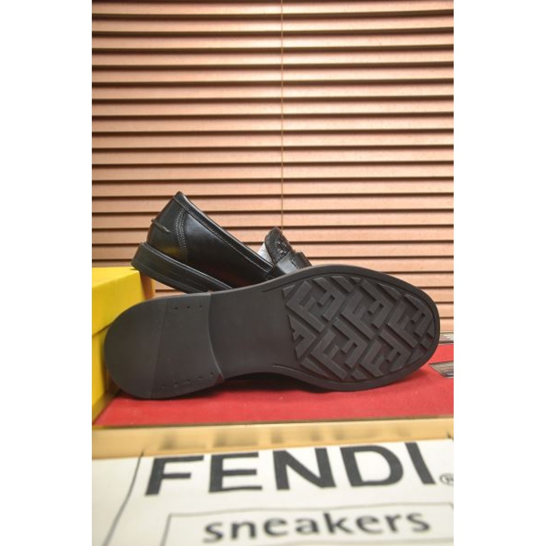 クラシック 高級感 FENDI フェンディ コピー ローファー ブラウン×ブラックグラデーション レザー素材 ビットデザイン クッションソール 安定感抜群 通勤スタイル