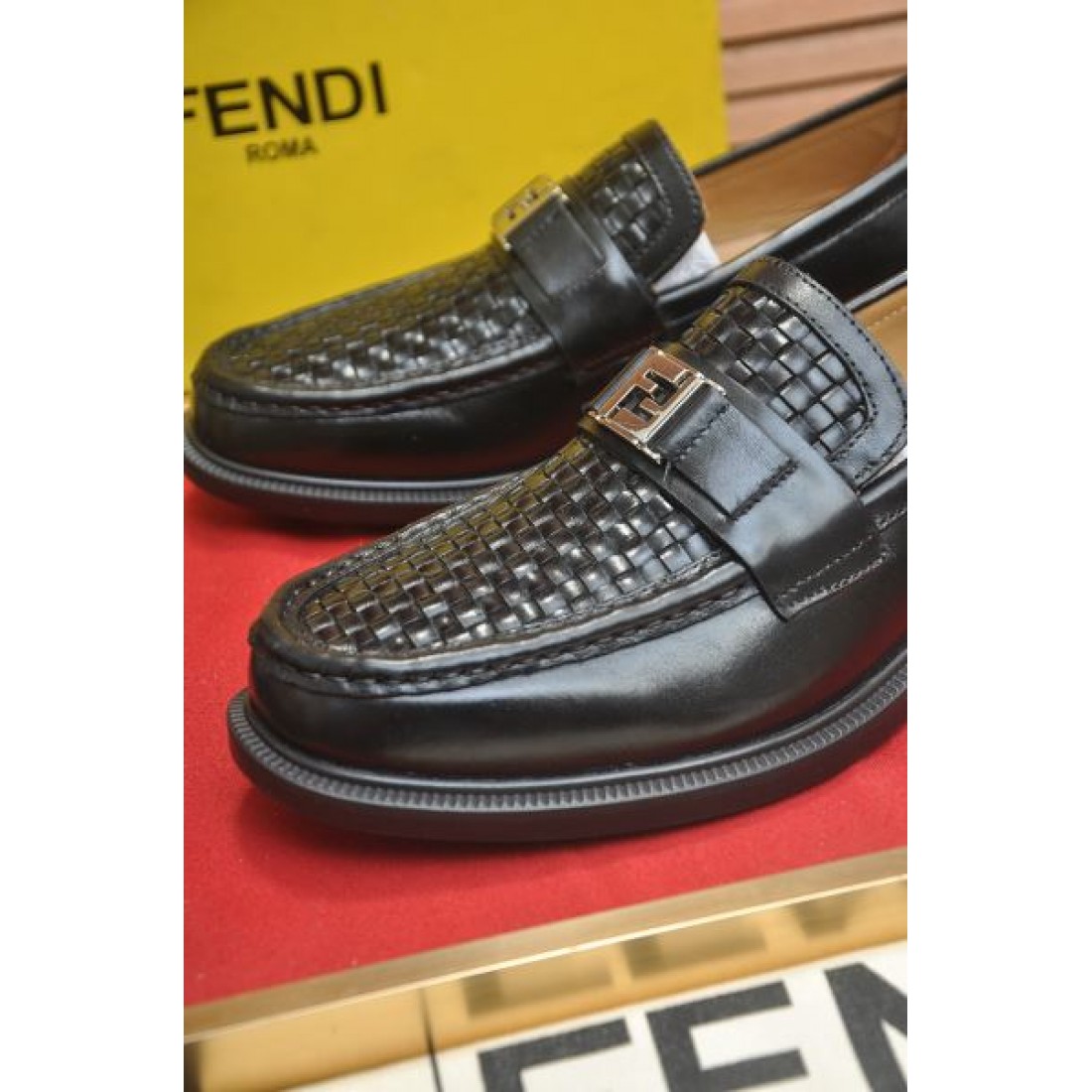 クラシック 高級感 FENDI フェンディ コピー ローファー ブラウン×ブラックグラデーション レザー素材 ビットデザイン クッションソール 安定感抜群 通勤スタイル