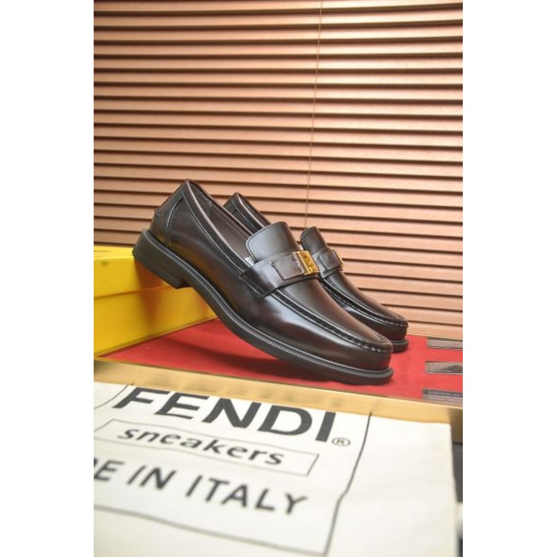 ビジネス 上品 FENDI フェンディ コピー ローファー ダークブラウンレザー メタルバックル装飾 スムース仕上げ 軽量ソール 履き心地快適 フォーマル対応