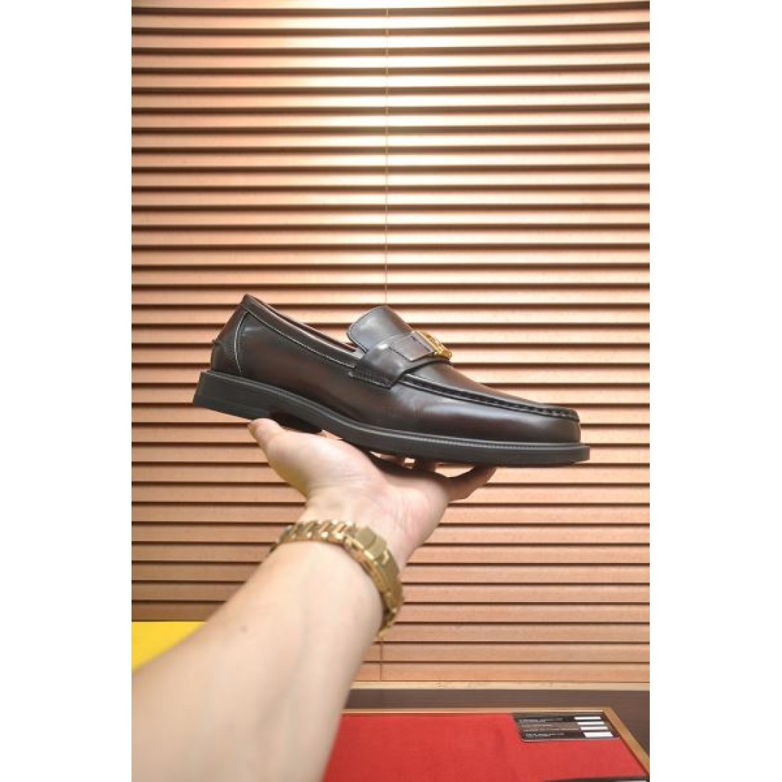ビジネス 上品 FENDI フェンディ コピー ローファー ダークブラウンレザー メタルバックル装飾 スムース仕上げ 軽量ソール 履き心地快適 フォーマル対応