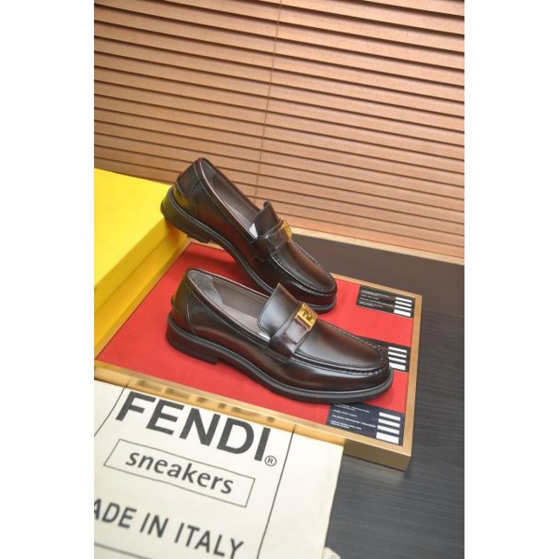 ビジネス 上品 FENDI フェンディ コピー ローファー ダークブラウンレザー メタルバックル装飾 スムース仕上げ 軽量ソール 履き心地快適 フォーマル対応
