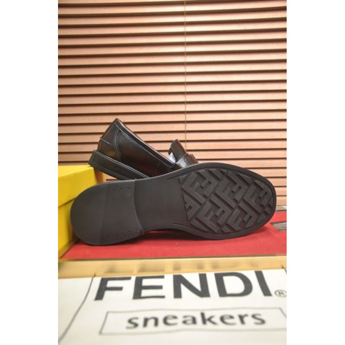 ビジネス 上品 FENDI フェンディ コピー ローファー ダークブラウンレザー メタルバックル装飾 スムース仕上げ 軽量ソール 履き心地快適 フォーマル対応