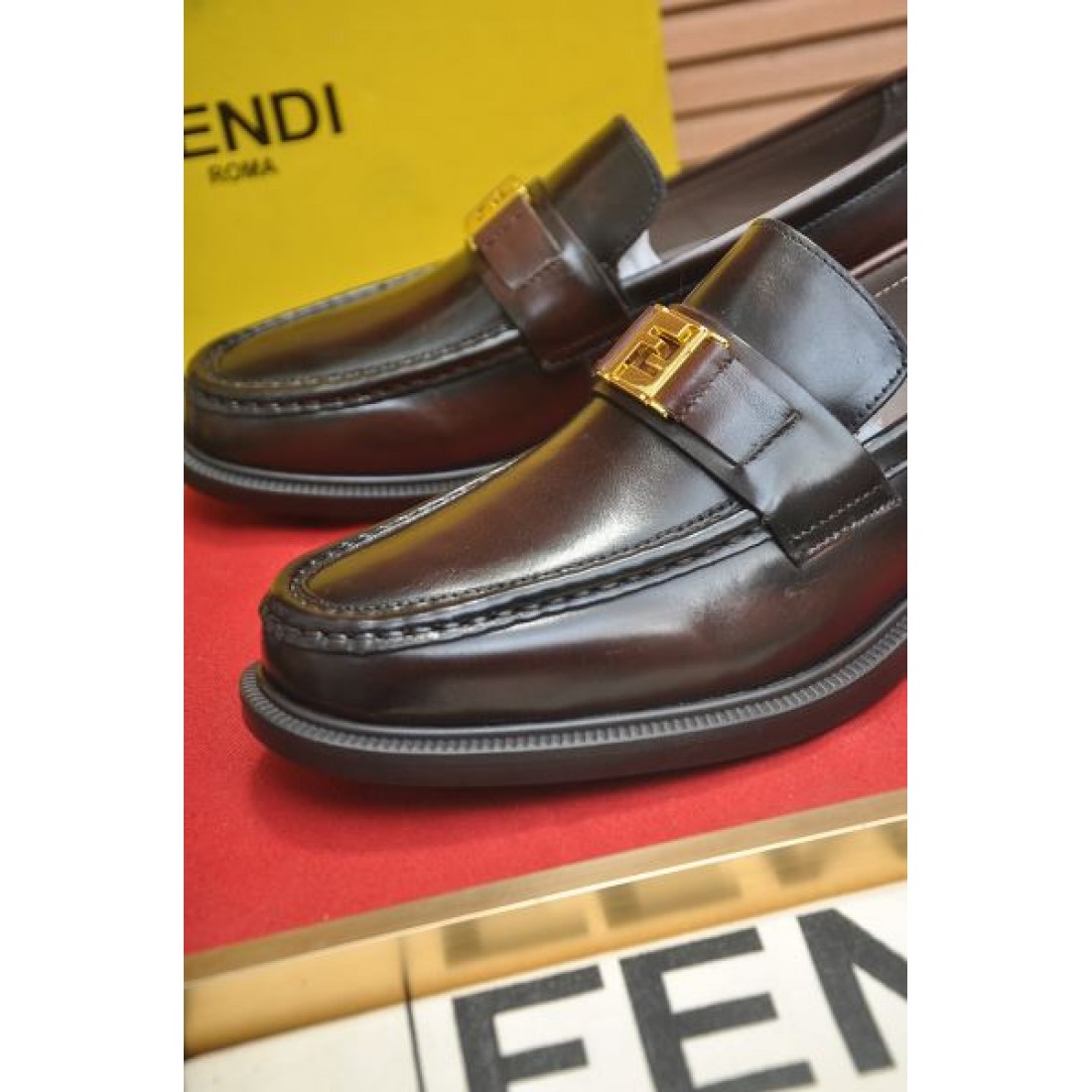 ビジネス 上品 FENDI フェンディ コピー ローファー ダークブラウンレザー メタルバックル装飾 スムース仕上げ 軽量ソール 履き心地快適 フォーマル対応