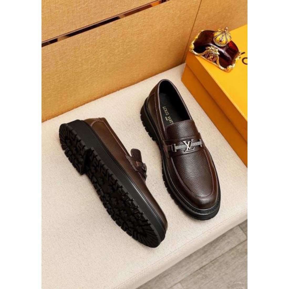 LVバックルローファー グレインレザー LOUIS VUITTON ルイヴィトン コピー ローファー 厚底ソール ラグジュアリーカジュアル 存在感抜群