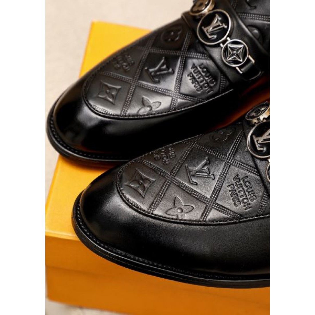 モノグラムローファー LVサークル金具 LOUIS VUITTON ルイヴィトン コピー ローファー ドレスカジュアル 艶感デザイン 主役級モデル
