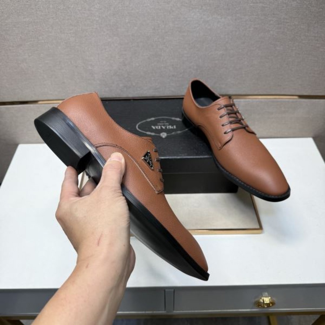 サフィアーノ調 トライアングルロゴ PRADA プラダ コピー ダービーシューズ スマートフォルム ビジネス対応 洗練スタイル