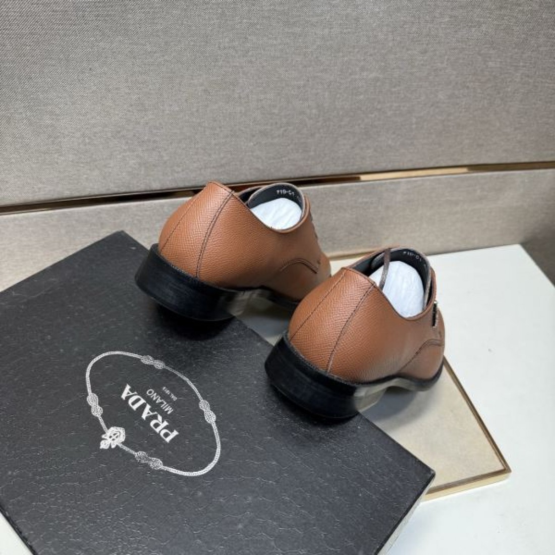 サフィアーノ調 トライアングルロゴ PRADA プラダ コピー ダービーシューズ スマートフォルム ビジネス対応 洗練スタイル
