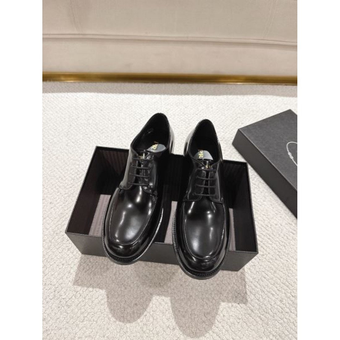 Uチップ ミニマルデザイン PRADA プラダ コピー ダービーシューズ ドレスカジュアル 上質スタイル 通勤対応