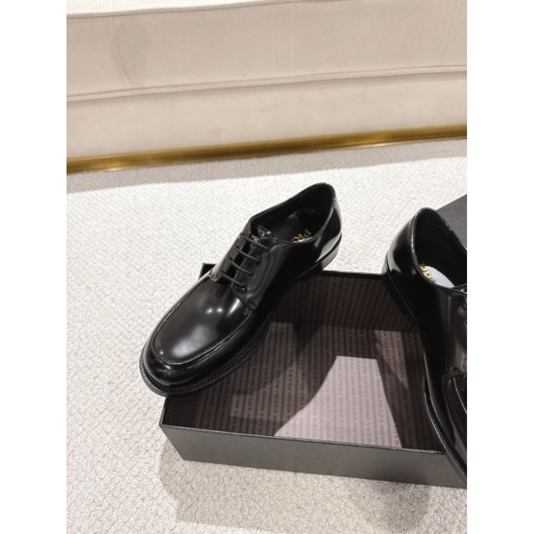 Uチップ ミニマルデザイン PRADA プラダ コピー ダービーシューズ ドレスカジュアル 上質スタイル 通勤対応