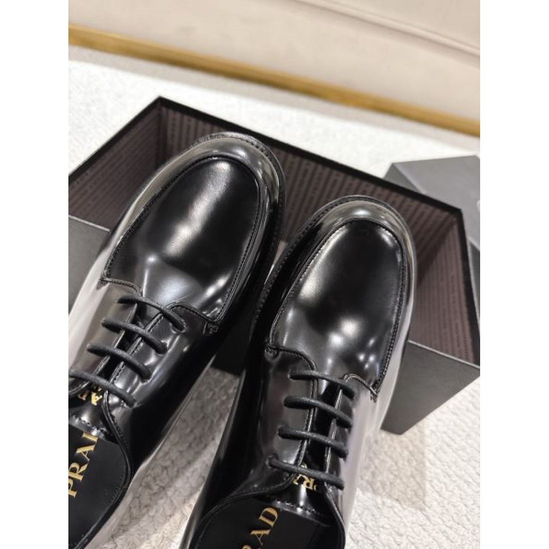 Uチップ ミニマルデザイン PRADA プラダ コピー ダービーシューズ ドレスカジュアル 上質スタイル 通勤対応