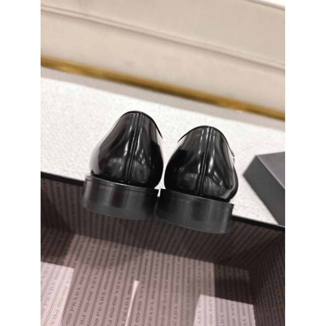Uチップ ミニマルデザイン PRADA プラダ コピー ダービーシューズ ドレスカジュアル 上質スタイル 通勤対応