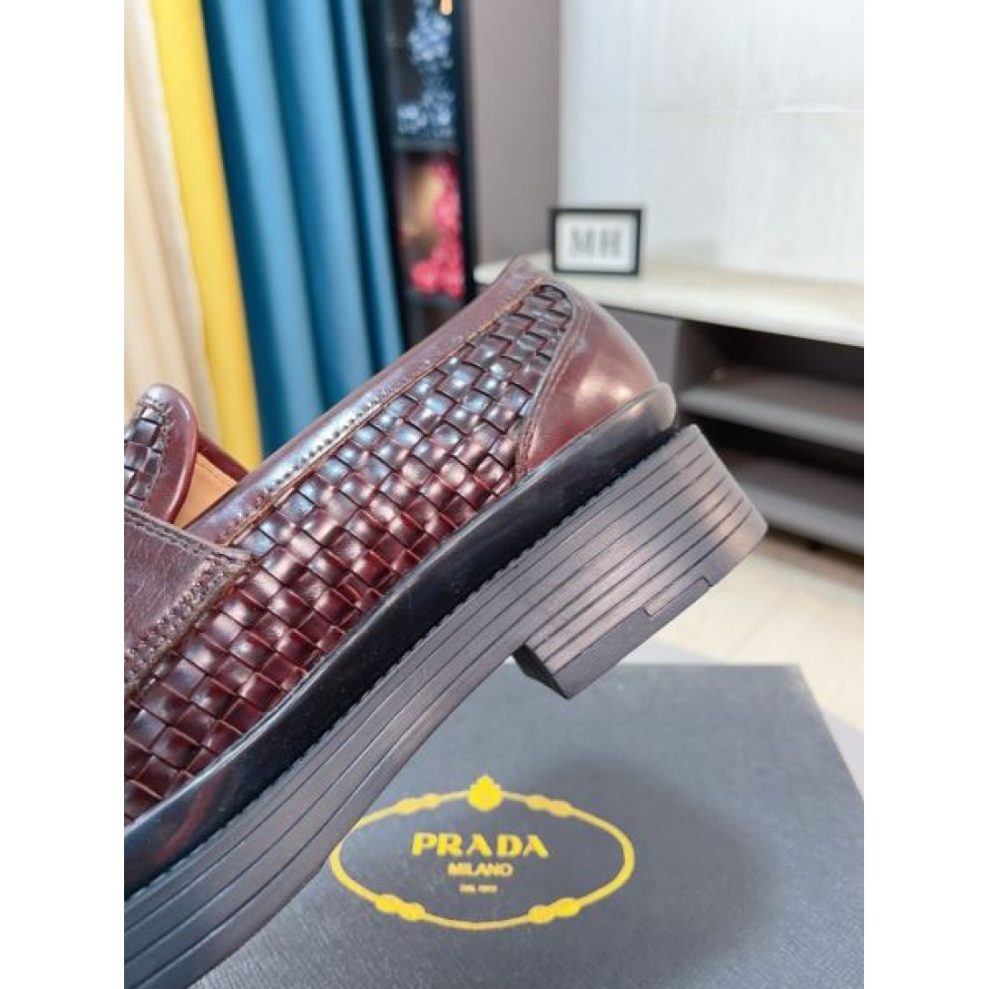 イントレチャート風 トライアングルロゴ PRADA プラダ コピー ローファー 厚底設計 ドレスカジュアル 格上げシューズ