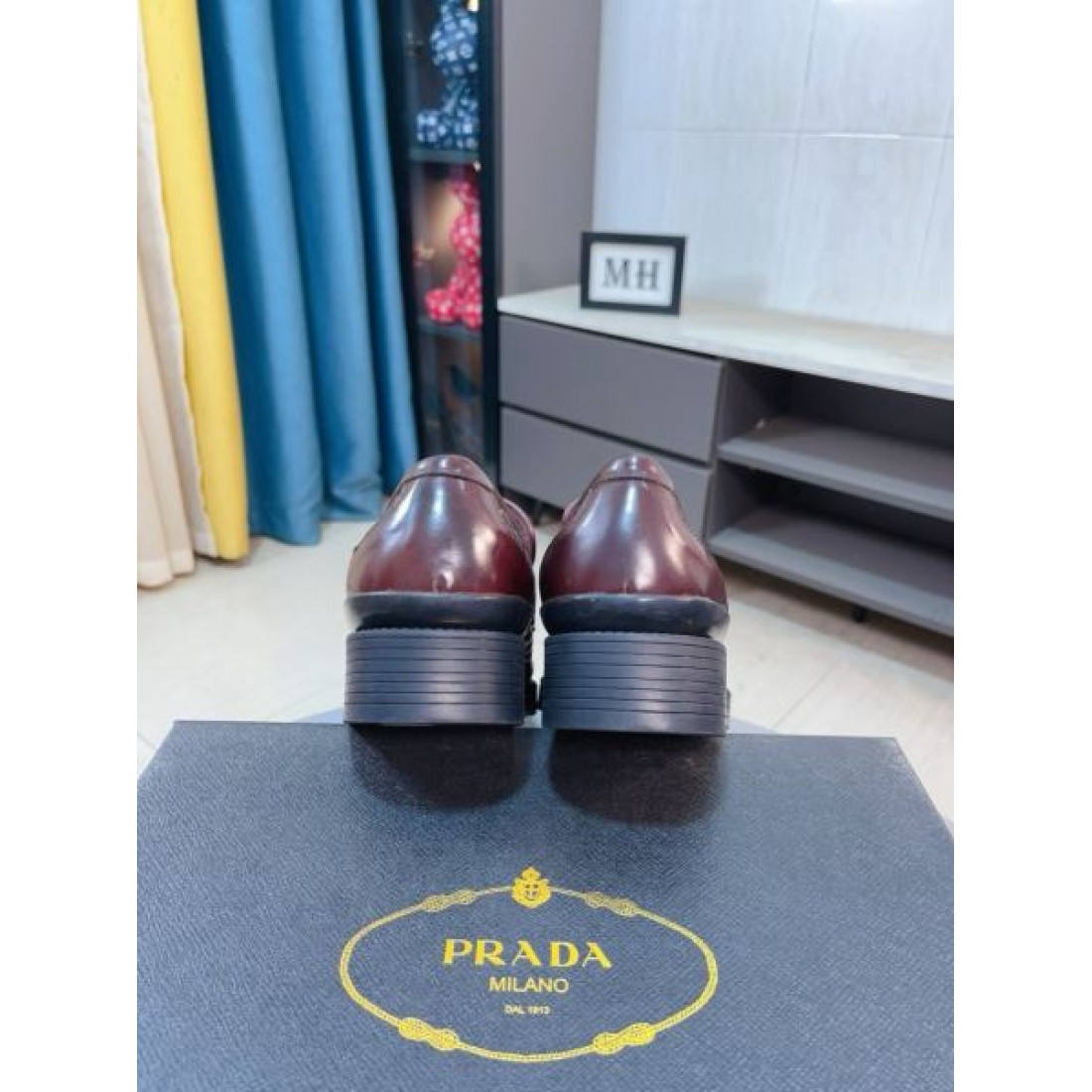 イントレチャート風 トライアングルロゴ PRADA プラダ コピー ローファー 厚底設計 ドレスカジュアル 格上げシューズ