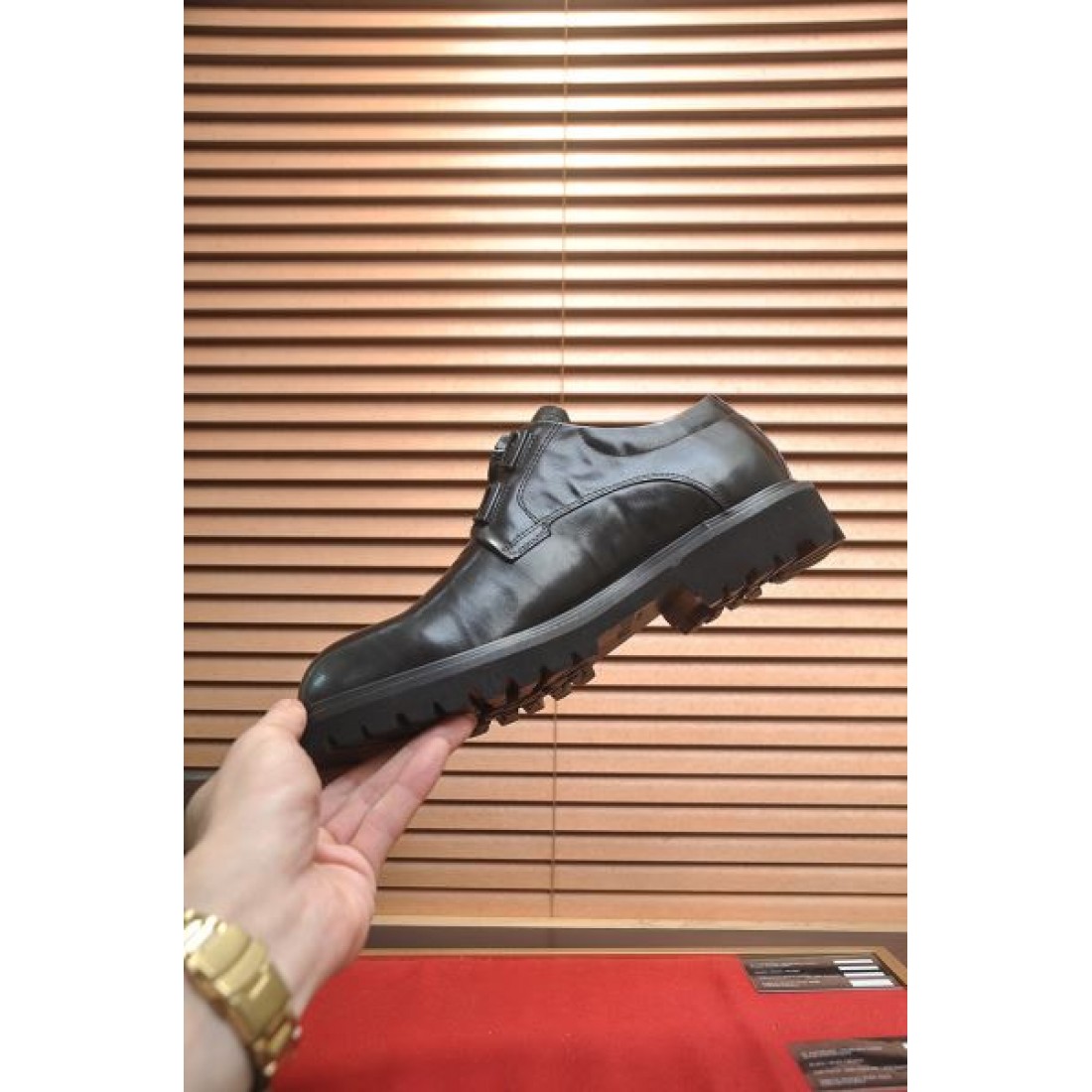メンズ レザー グラデーションレザー ロゴプレート付き Prada プラダ コピー シューズ フォーマルカジュアル