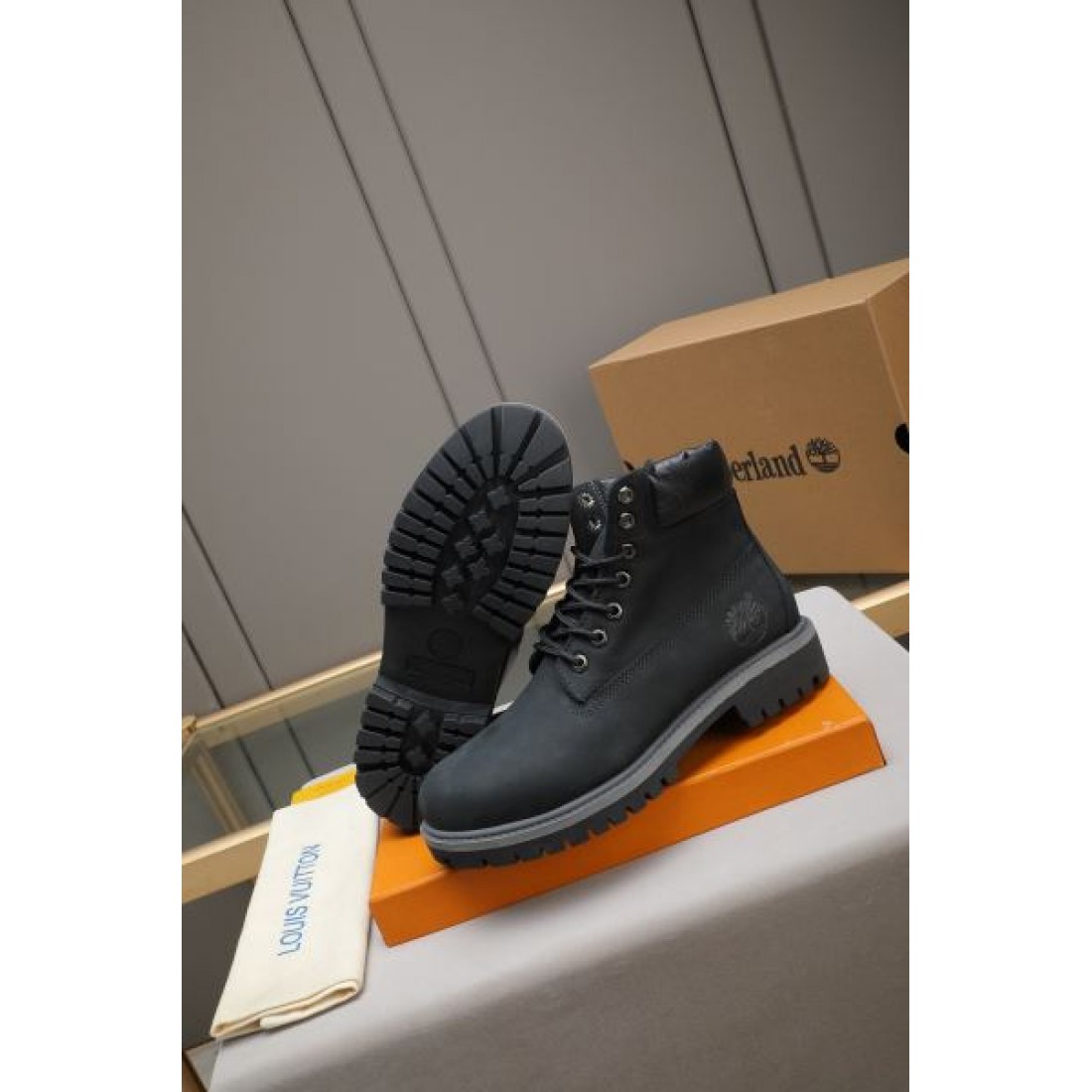 ワークテイスト Louis Vuitton ルイヴィトン コピー ブーツ キャメルカラー ヌバック調レザー モノグラム型押し ボリュームソール 無骨スタイル