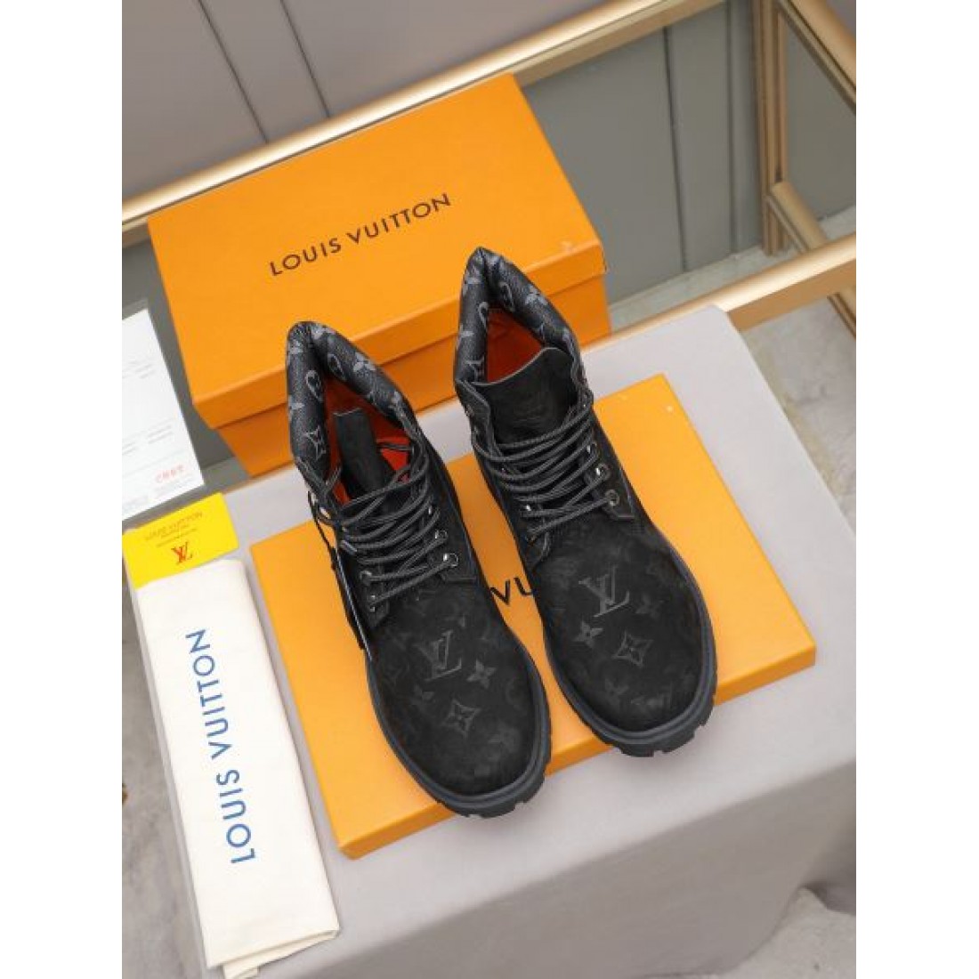 アウトドア輪郭 Louis Vuitton ルイヴィトン コピー ブーツ ブラックモノグラムレザー 厚底ラグソール 編み上げ仕様 タフな足元演出