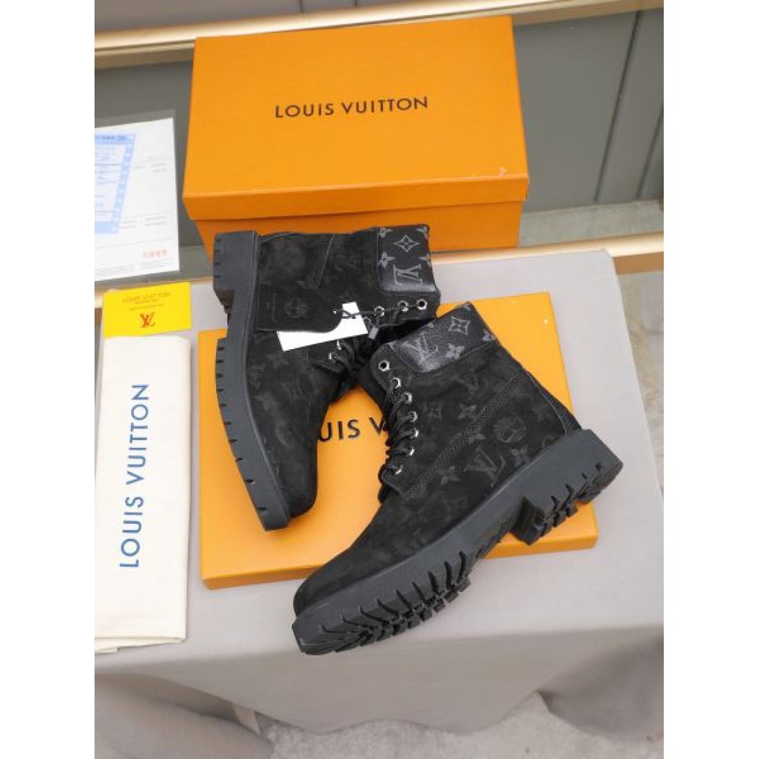 アウトドア輪郭 Louis Vuitton ルイヴィトン コピー ブーツ ブラックモノグラムレザー 厚底ラグソール 編み上げ仕様 タフな足元演出