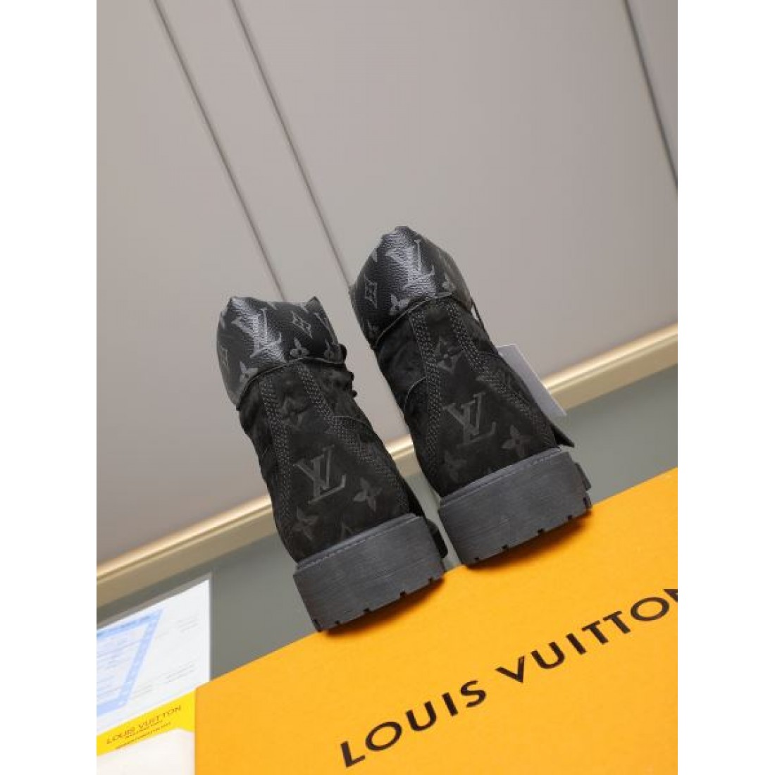 アウトドア輪郭 Louis Vuitton ルイヴィトン コピー ブーツ ブラックモノグラムレザー 厚底ラグソール 編み上げ仕様 タフな足元演出