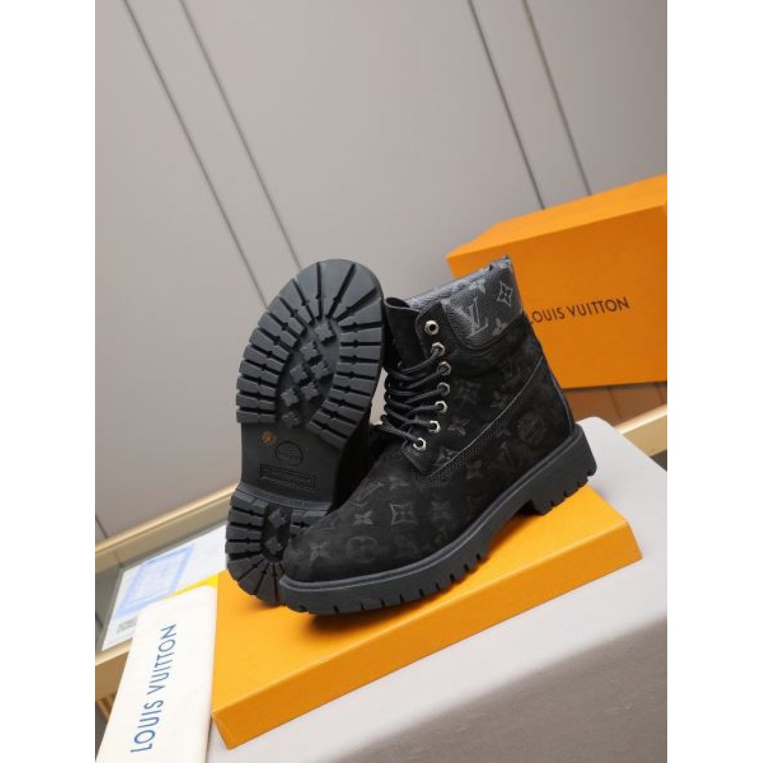 アウトドア輪郭 Louis Vuitton ルイヴィトン コピー ブーツ ブラックモノグラムレザー 厚底ラグソール 編み上げ仕様 タフな足元演出