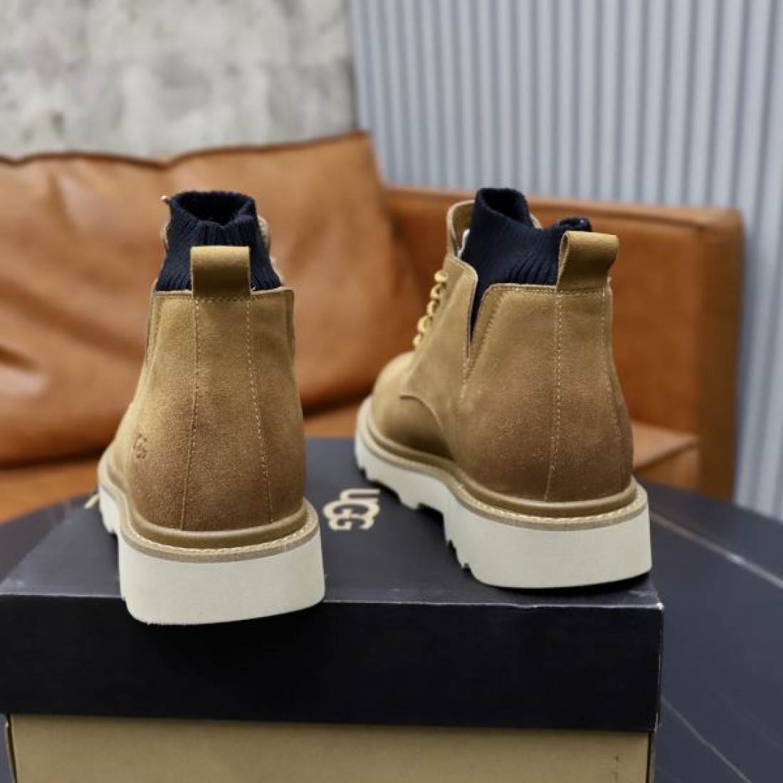 UGG アグ コピー ワークブーツ キャメルブラウン スエード素材 厚底ラバーソール レースアップデザイン 防滑仕様 秋冬アウトドア