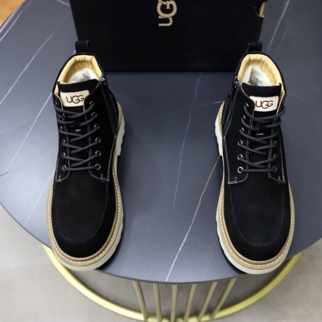シンプル 洗練 UGG アグ コピー レースアップブーツ ブラックカラー マットスエード 厚底トレッドソール 防滑性能 高安定設計