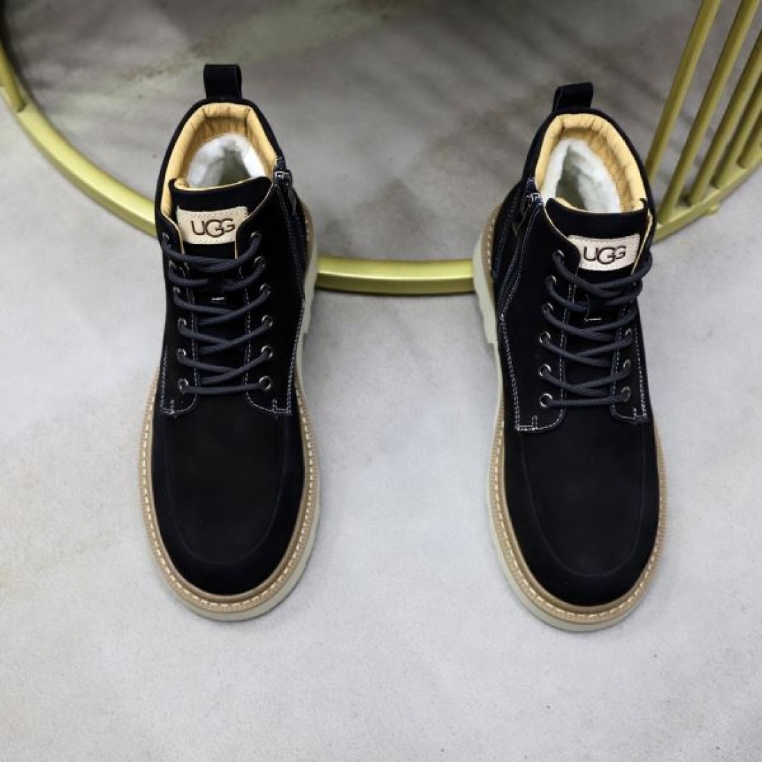 シンプル 洗練 UGG アグ コピー レースアップブーツ ブラックカラー マットスエード 厚底トレッドソール 防滑性能 高安定設計