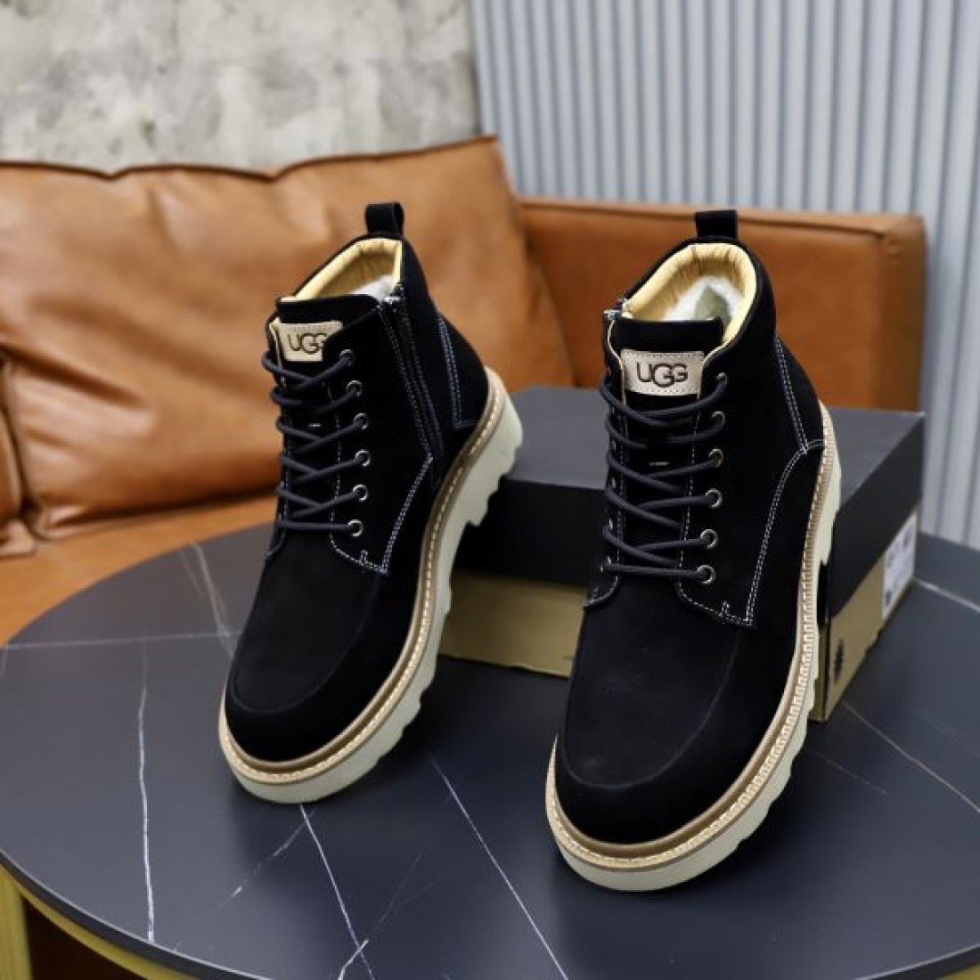 シンプル 洗練 UGG アグ コピー レースアップブーツ ブラックカラー マットスエード 厚底トレッドソール 防滑性能 高安定設計