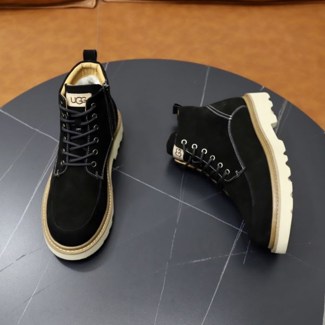 シンプル 洗練 UGG アグ コピー レースアップブーツ ブラックカラー マットスエード 厚底トレッドソール 防滑性能 高安定設計