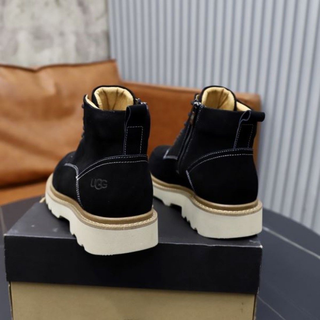 シンプル 洗練 UGG アグ コピー レースアップブーツ ブラックカラー マットスエード 厚底トレッドソール 防滑性能 高安定設計