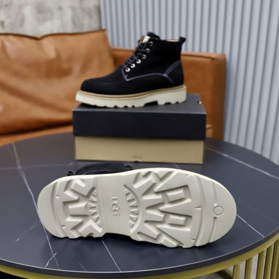 シンプル 洗練 UGG アグ コピー レースアップブーツ ブラックカラー マットスエード 厚底トレッドソール 防滑性能 高安定設計