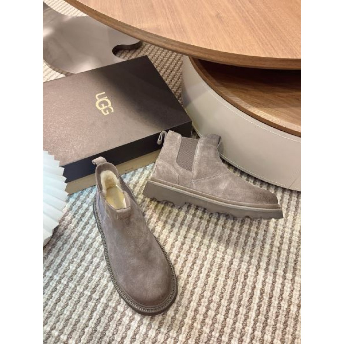 ダン クール UGG アグ コピー ショートブーツ ブラックカラー マットスエード サイドゴア仕様 防滑トレッドソール 安定感抜群