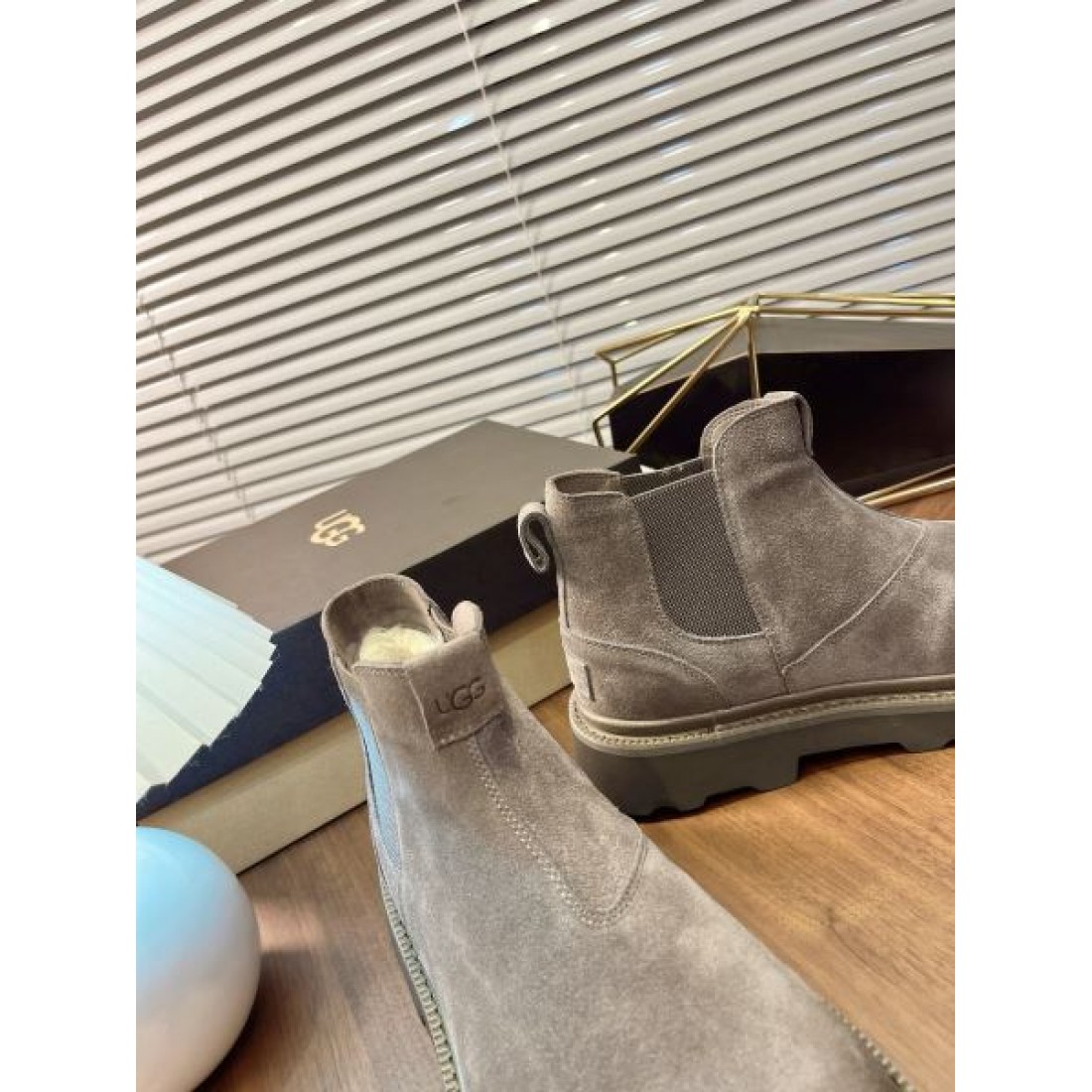 ダン クール UGG アグ コピー ショートブーツ ブラックカラー マットスエード サイドゴア仕様 防滑トレッドソール 安定感抜群