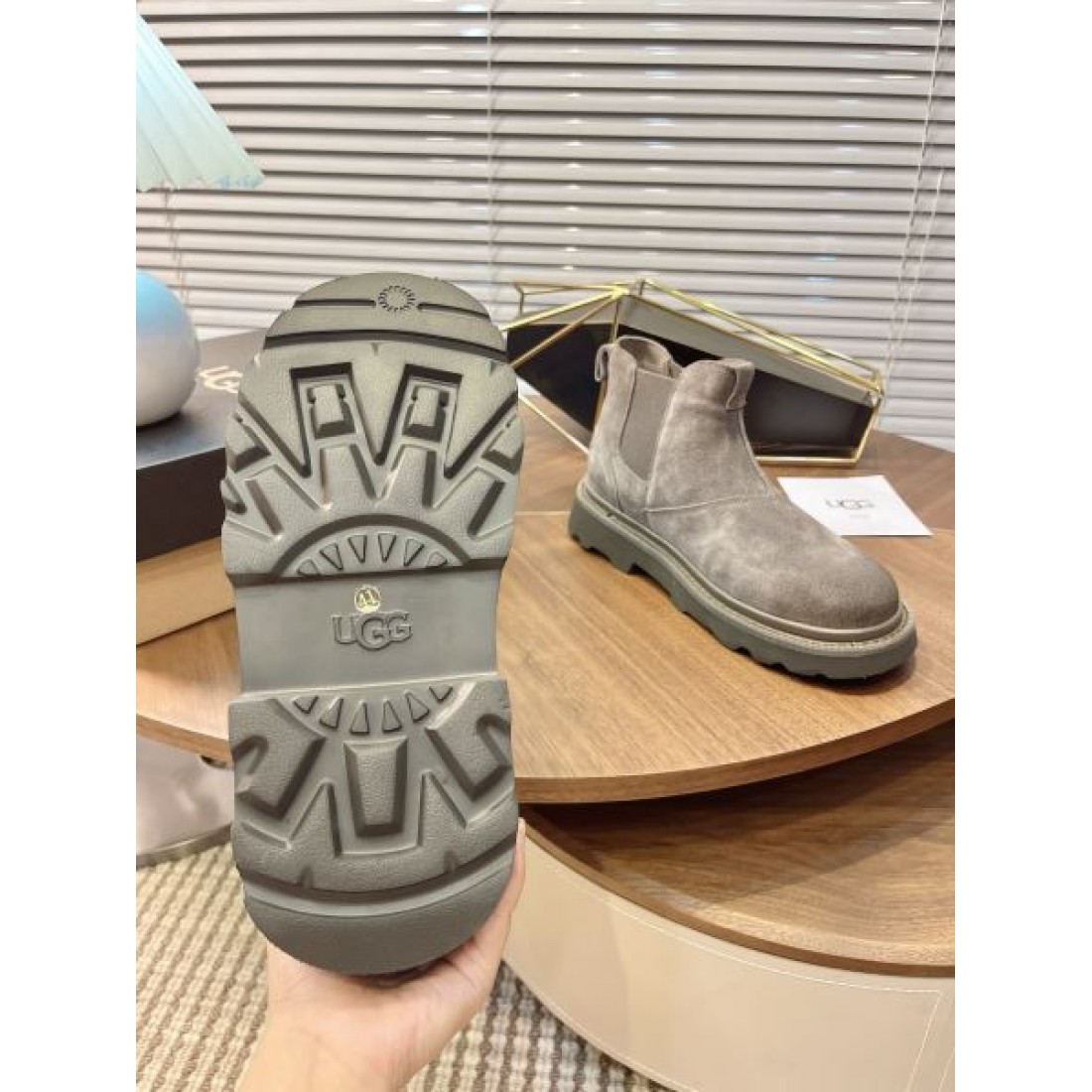ダン クール UGG アグ コピー ショートブーツ ブラックカラー マットスエード サイドゴア仕様 防滑トレッドソール 安定感抜群