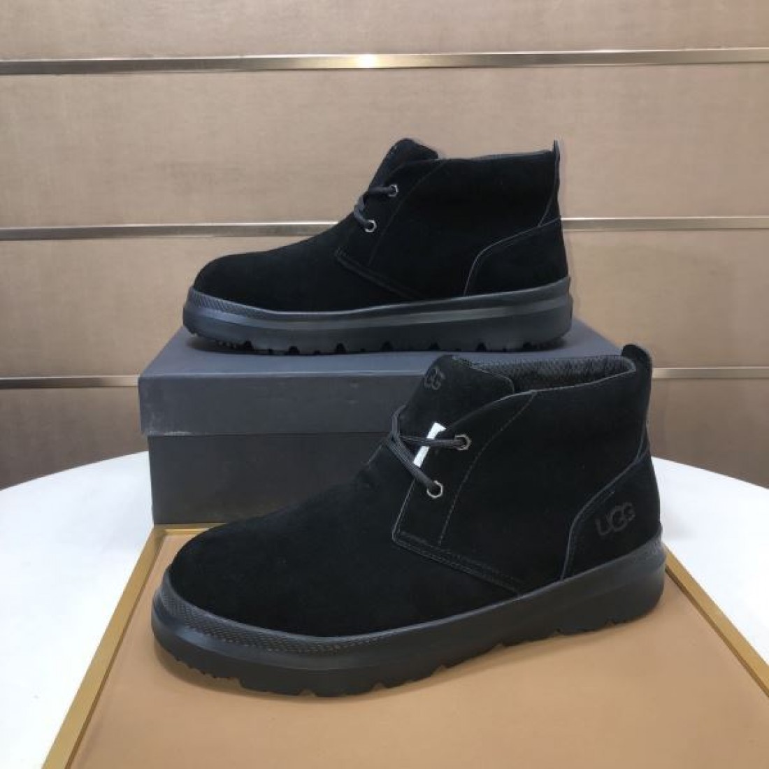 ナチュラル 洗練 UGG アグ コピー チェルシーブーツ グレーカラー スエードレザー シンプルシルエット クッションソール 履き心地快適 カジュアルスタイル