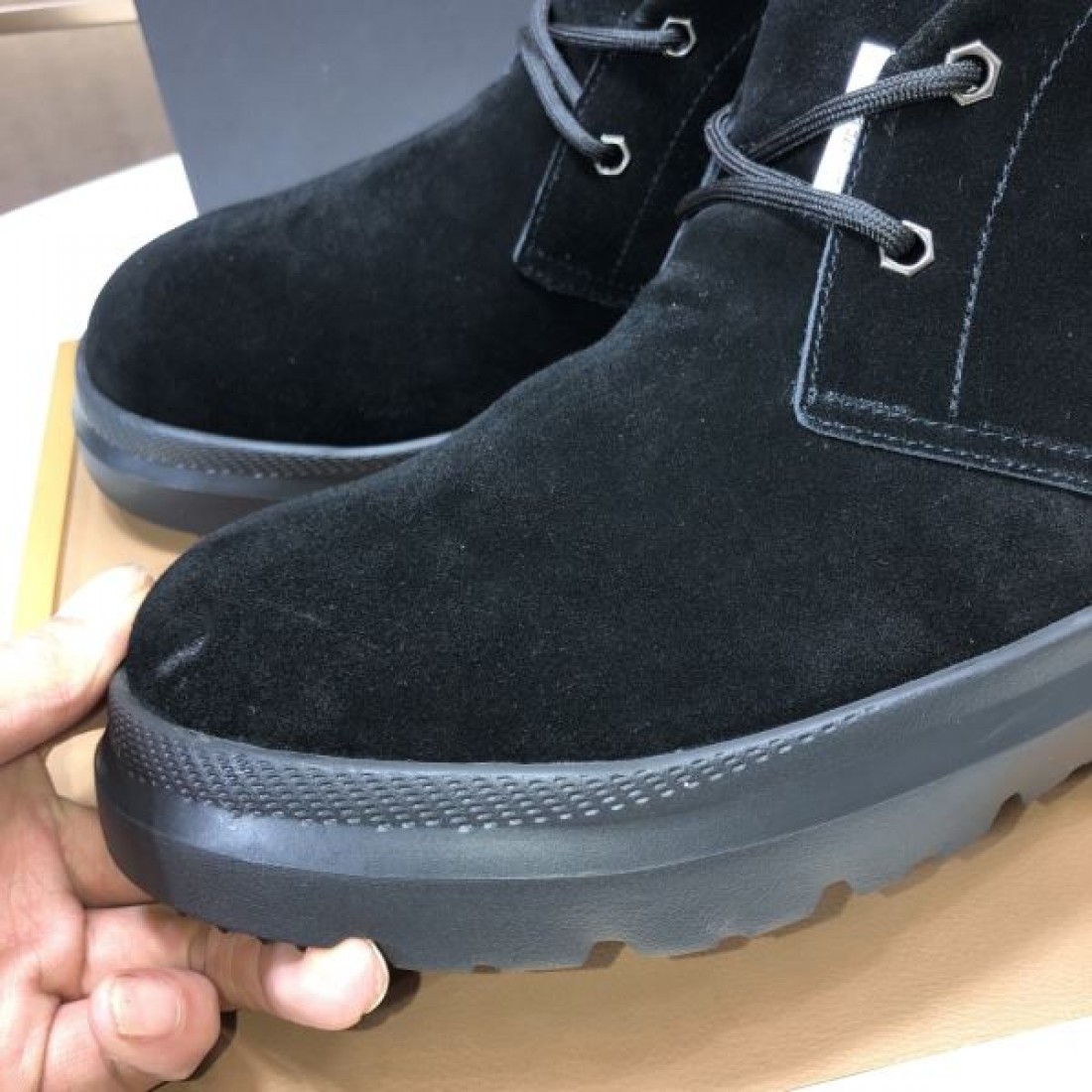 ナチュラル 洗練 UGG アグ コピー チェルシーブーツ グレーカラー スエードレザー シンプルシルエット クッションソール 履き心地快適 カジュアルスタイル