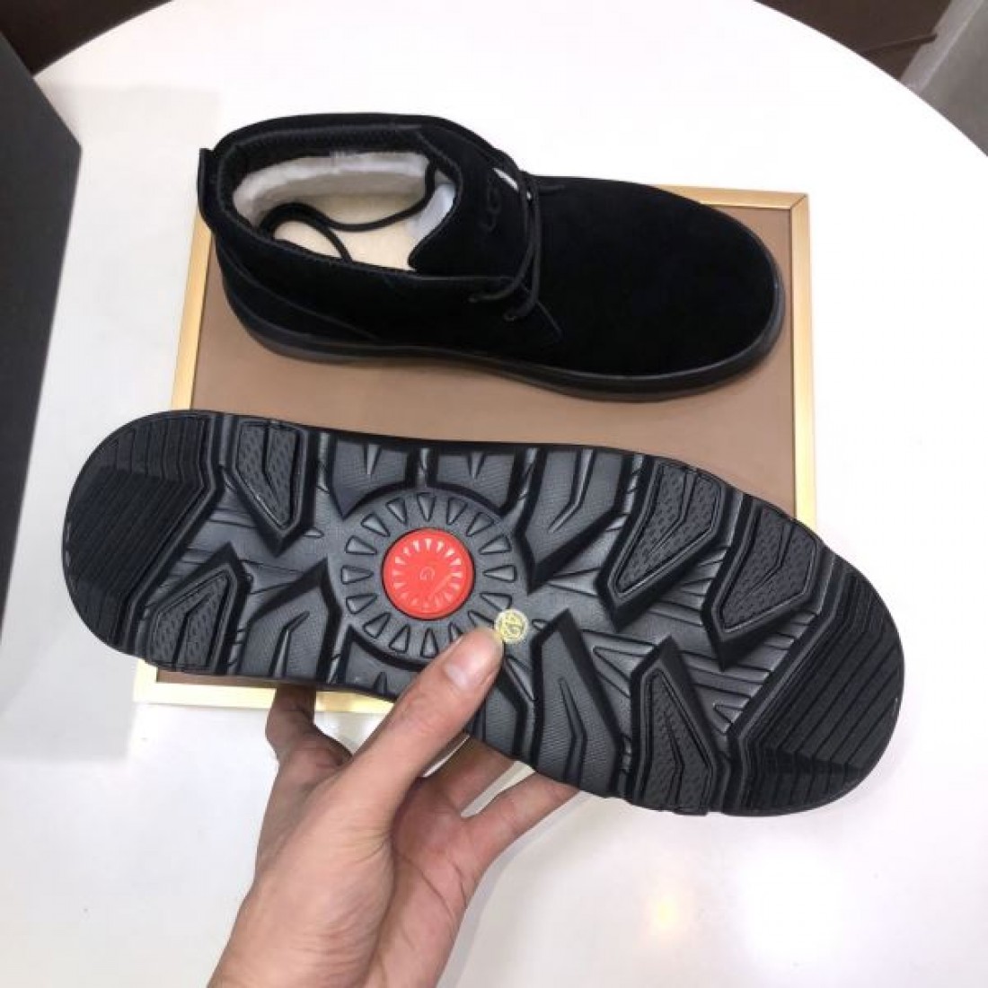 ナチュラル 洗練 UGG アグ コピー チェルシーブーツ グレーカラー スエードレザー シンプルシルエット クッションソール 履き心地快適 カジュアルスタイル
