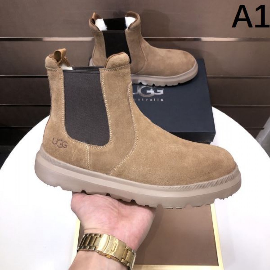 カジュアル 高級感 UGG アグ コピー ショートブーツ ライトグレーベージュ配色 スエード素材 厚底設計 防滑仕様 柔らかフィット 秋冬定番