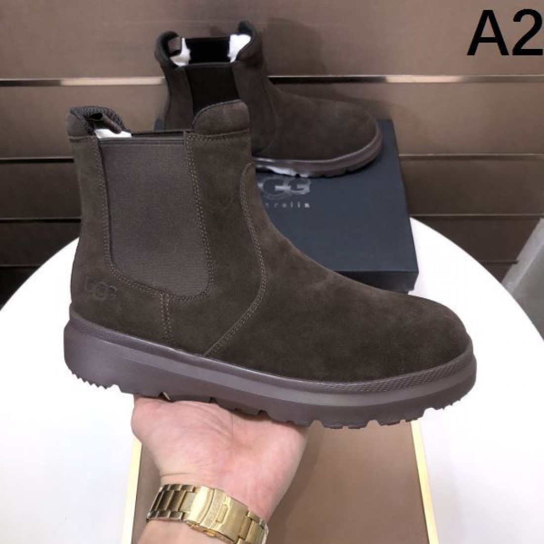 カジュアル 高級感 UGG アグ コピー ショートブーツ ライトグレーベージュ配色 スエード素材 厚底設計 防滑仕様 柔らかフィット 秋冬定番