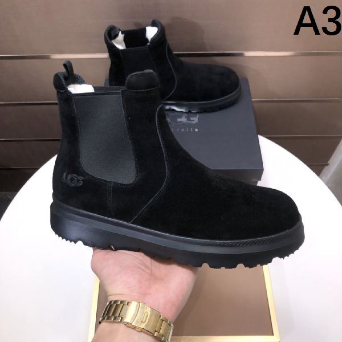 カジュアル 高級感 UGG アグ コピー ショートブーツ ライトグレーベージュ配色 スエード素材 厚底設計 防滑仕様 柔らかフィット 秋冬定番