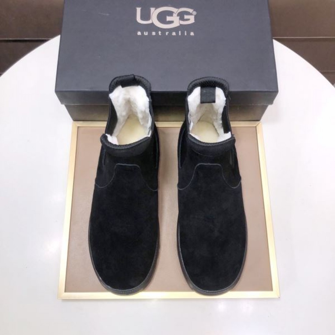 カジュアル 高級感 UGG アグ コピー ショートブーツ ライトグレーベージュ配色 スエード素材 厚底設計 防滑仕様 柔らかフィット 秋冬定番