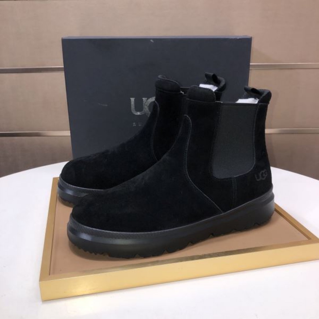 カジュアル 高級感 UGG アグ コピー ショートブーツ ライトグレーベージュ配色 スエード素材 厚底設計 防滑仕様 柔らかフィット 秋冬定番