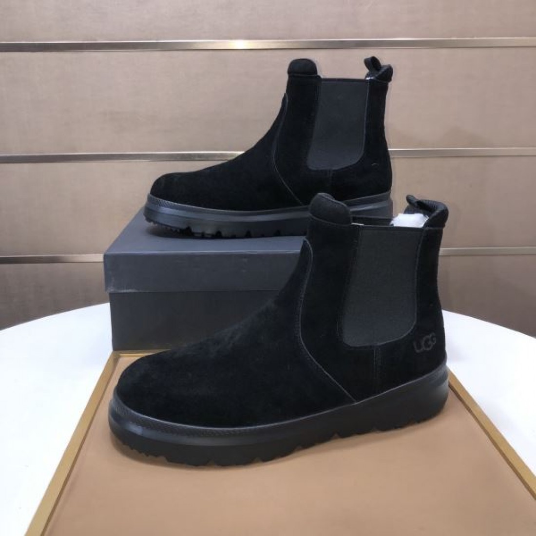 カジュアル 高級感 UGG アグ コピー ショートブーツ ライトグレーベージュ配色 スエード素材 厚底設計 防滑仕様 柔らかフィット 秋冬定番