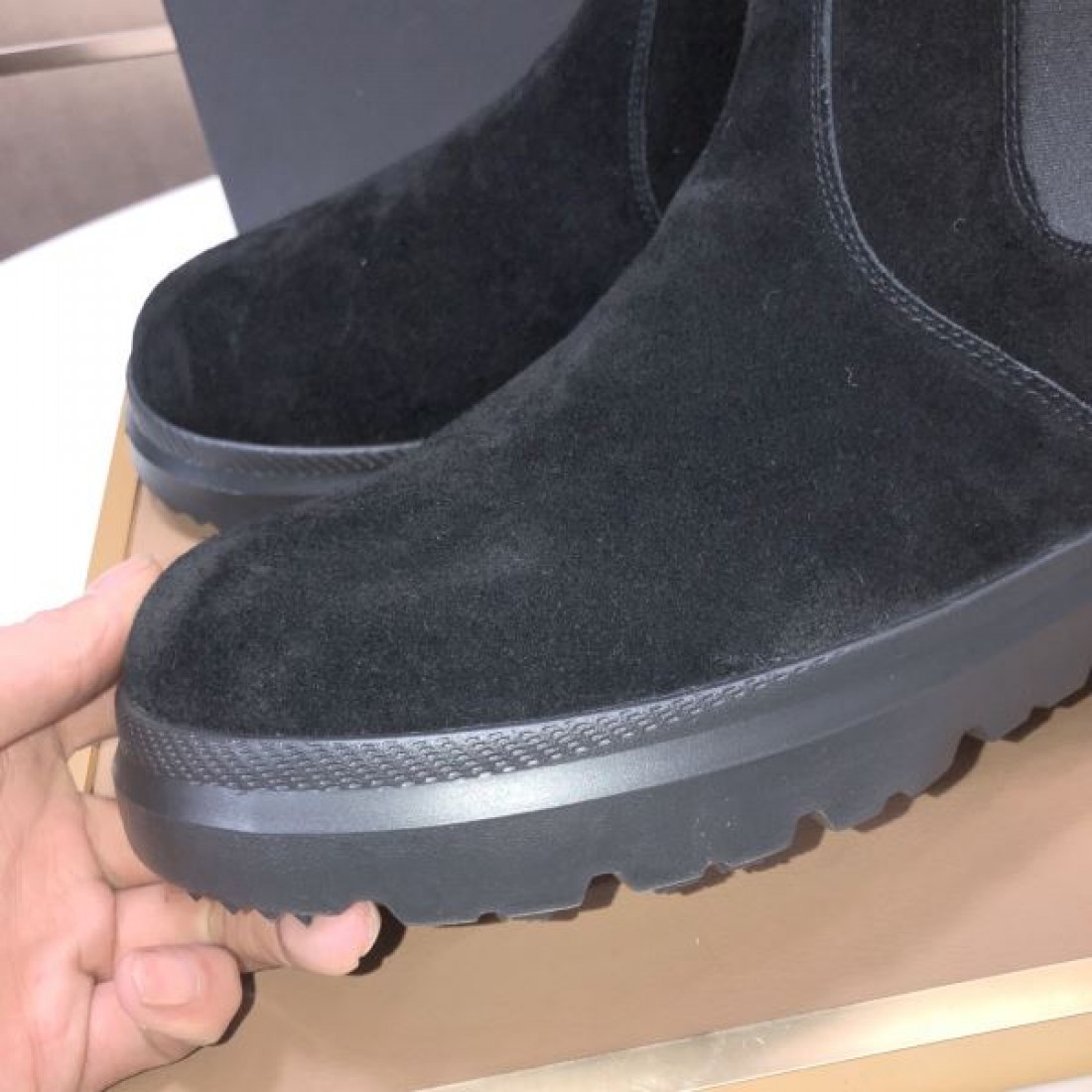 カジュアル 高級感 UGG アグ コピー ショートブーツ ライトグレーベージュ配色 スエード素材 厚底設計 防滑仕様 柔らかフィット 秋冬定番
