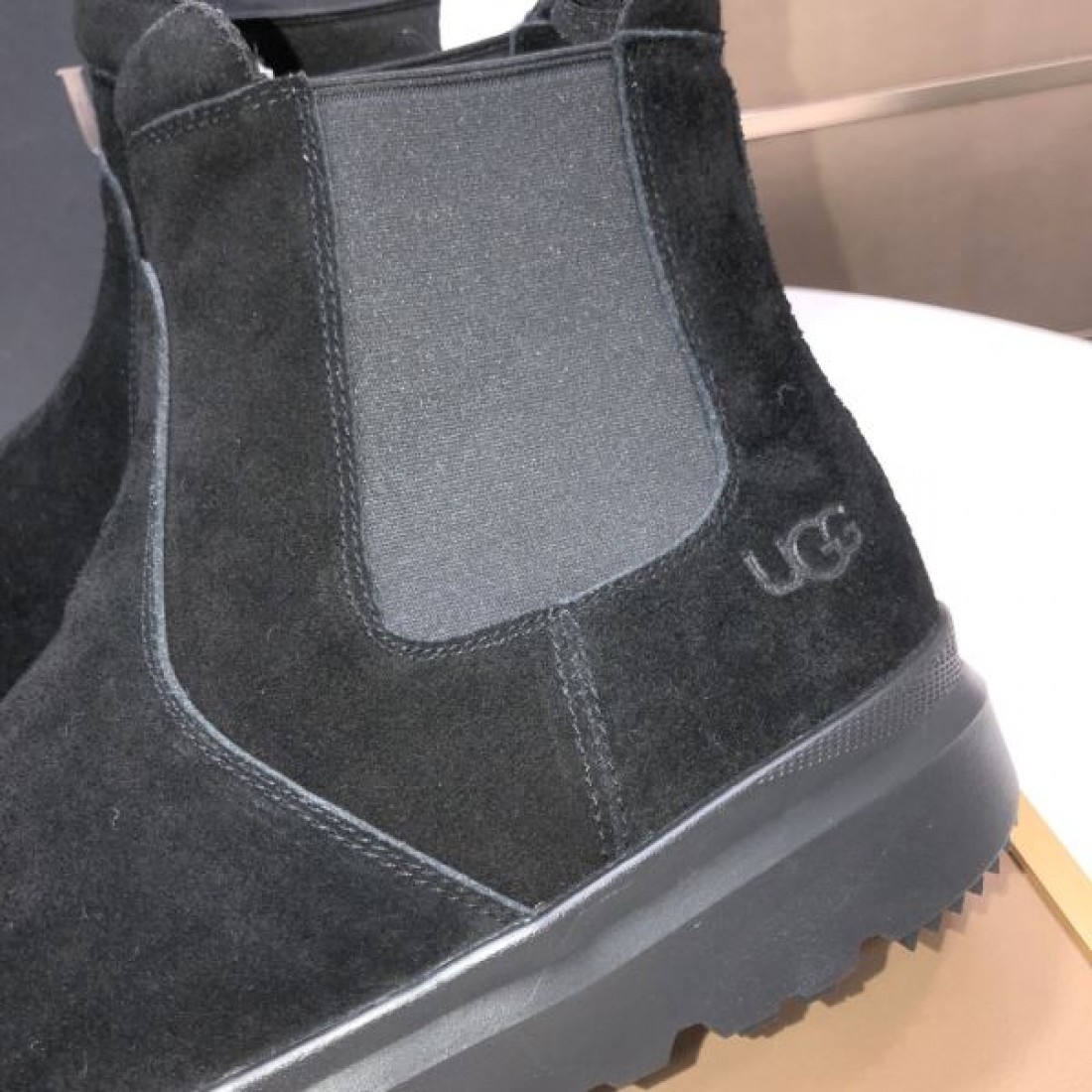 カジュアル 高級感 UGG アグ コピー ショートブーツ ライトグレーベージュ配色 スエード素材 厚底設計 防滑仕様 柔らかフィット 秋冬定番