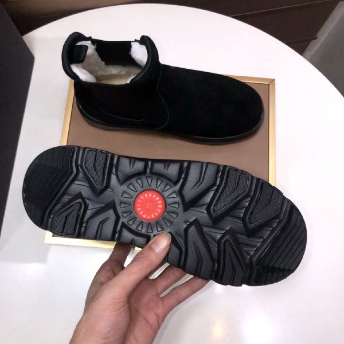 カジュアル 高級感 UGG アグ コピー ショートブーツ ライトグレーベージュ配色 スエード素材 厚底設計 防滑仕様 柔らかフィット 秋冬定番