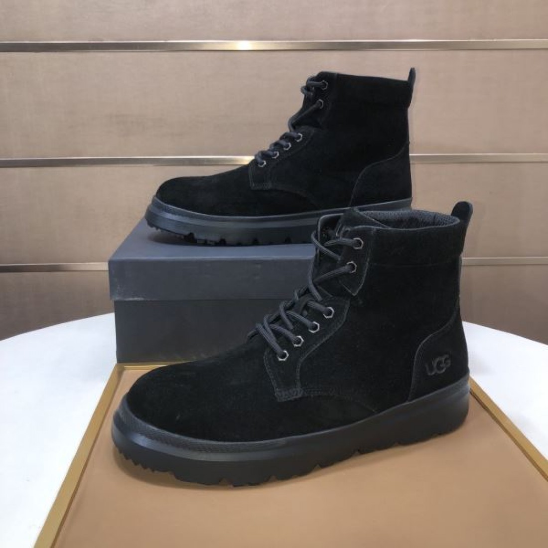 クラシック 無骨 UGG アグ コピー ワークブーツ キャメルベージュ スエード素材 レースアップデザイン 厚底ラグソール クッション性良好 アウトドア対応